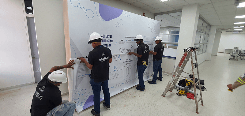 Equipo de Zonum durante el montaje de un stand